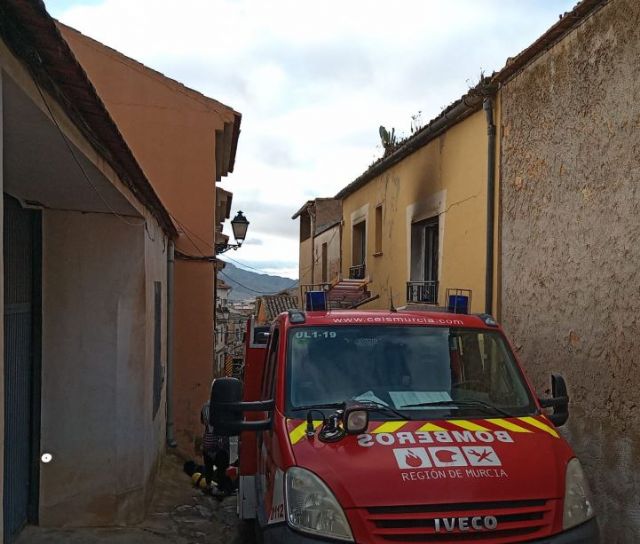 Bomberos extinguen un incendio en una vivienda de Jumilla - 1, Foto 1