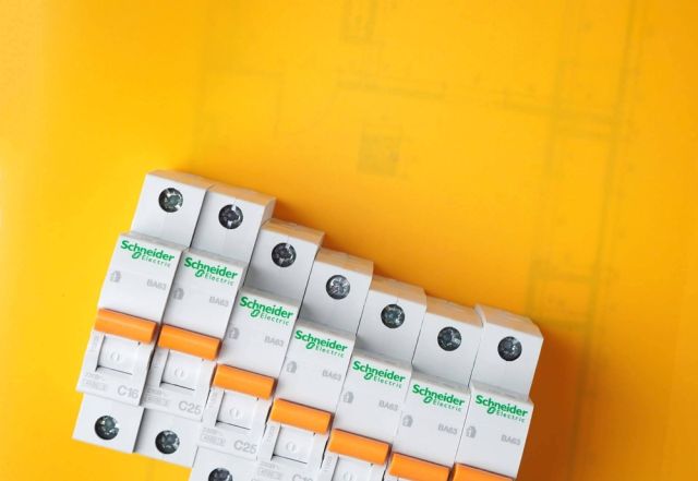 Cadenza Electric facilita la compra de material eléctrico Schneider Electric con precios competitivos - 1, Foto 1