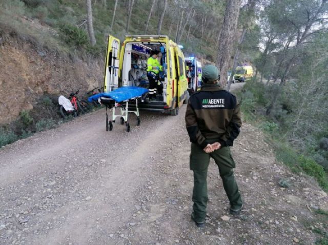 Servicios de emergencia atienden y trasladan a ciclista herido en el Camino de los Puros, Murcia - 1, Foto 1