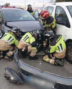 Servicios de emergencia atienden y trasladan al hospital a un herido en accidente de tráfico ocurrido en Molina de Segura - 1, Foto 1