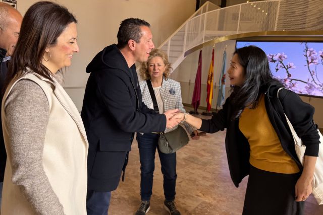 El turismo internacional pone el foco en Mula: el encanto de la floración del almendro conquista Japón - 1, Foto 1