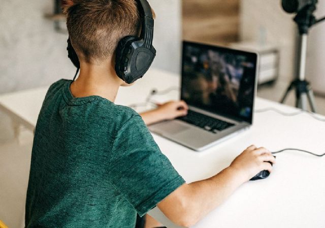 A un clic del peligro: 5 riesgos que acechan a los menores en un Internet sin supervisión - 1, Foto 1