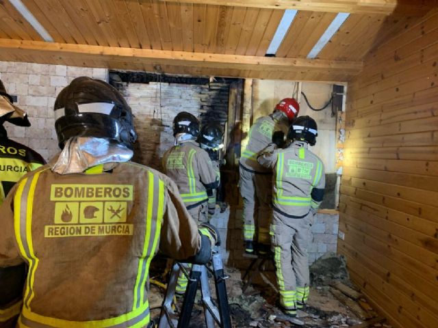 Bomberos apagan el incendio declarado en el techo de madera de una vivienda en Jumilla - 1, Foto 1