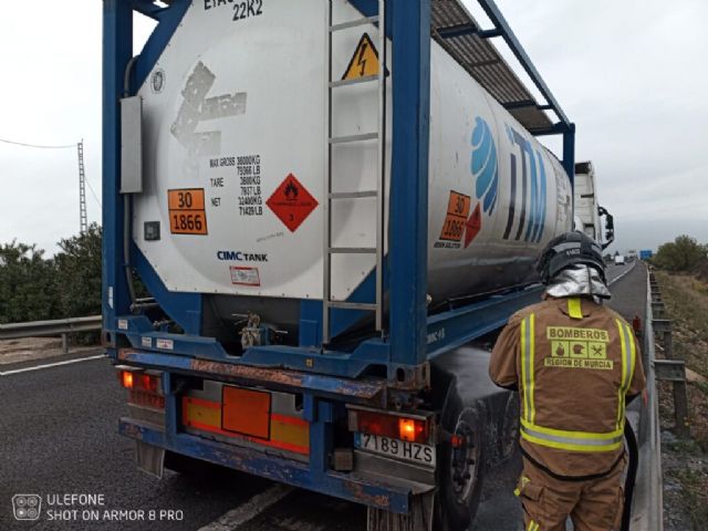 Servicios de emergencia apagan el incendio del sistema de frenado de un camión cisterna en Alcantarilla - 1, Foto 1