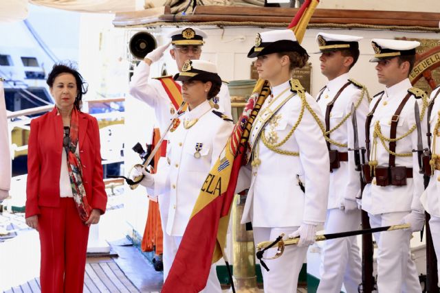 Robles visita Uruguay con motivo de la escala del buque-escuela ´Juan Sebastián de Elcano´ - 1, Foto 1