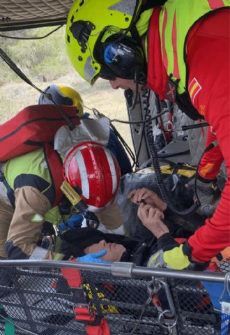 Rescatan y evacuan por aire a un ciclista herido de gravedad en Sangonera la Verde - 1, Foto 1