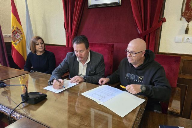 El Ayuntamiento de Mula y ACOHOMUL firman un convenio para seguir impulsando el comercio local durante 2025 - 1, Foto 1