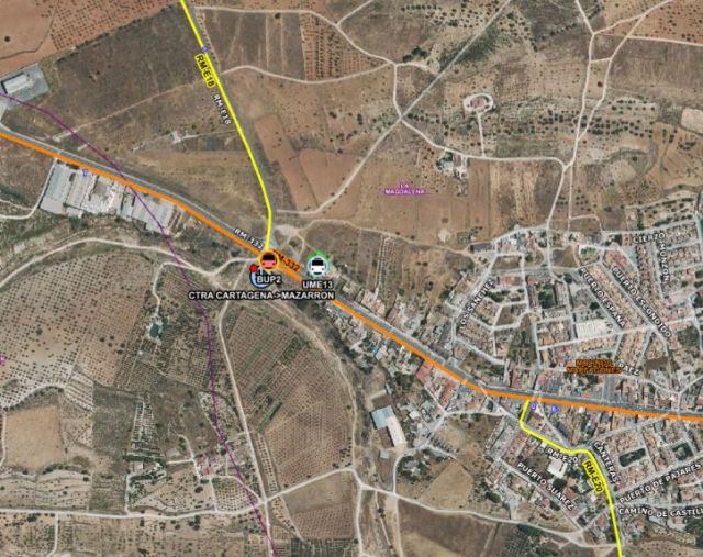 Servicios de emergencia rescatan y trasladan al hospital a una persona herida en un accidente de tráfico en Molinos Marfagones, Cartagena - 1, Foto 1