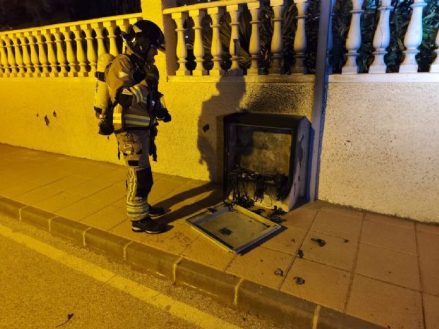 Bomberos apagan el incendio del cuadro eléctrico de una vivienda en La Manga del Mar Menor - 1, Foto 1
