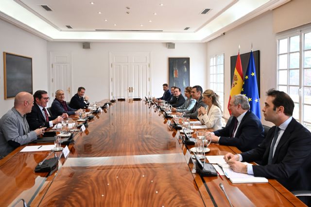 El Gobierno se reúne con los agentes sociales para analizar las tensiones comerciales y explicar los planes para proteger a la industria, las empresas y los trabajadores - 1, Foto 1