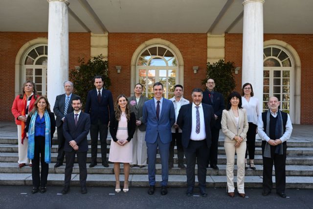 El presidente del Gobierno se reúne con representantes del pueblo gitano en España - 1, Foto 1