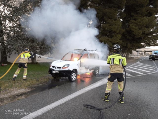 Bomberos del Consorcio apagan el incendio de una furgoneta estacionada junto a pinada en la pedanía La Estacada, Jumilla - 1, Foto 1
