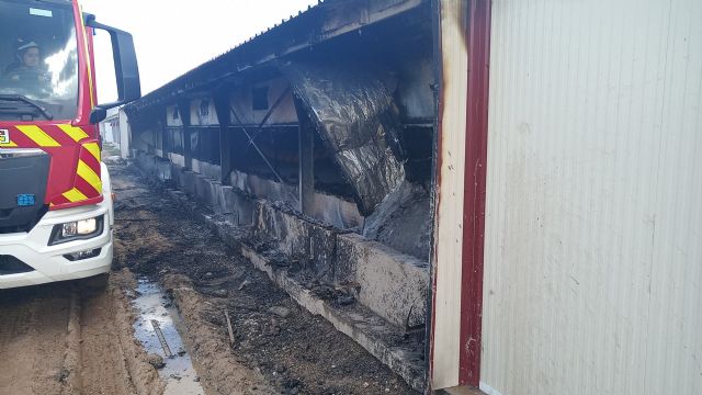 Bomberos extinguen un incendio en una nave industrial en Mula - 1, Foto 1