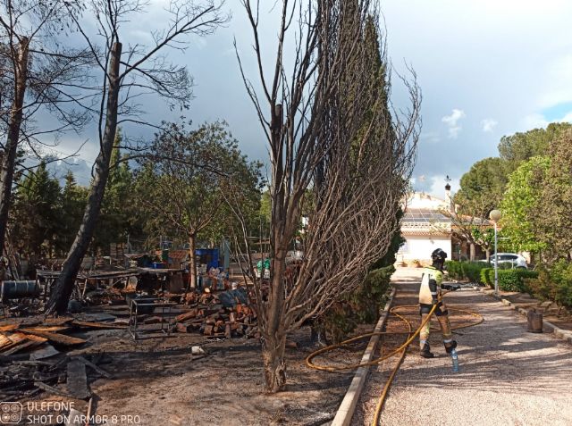 Sofocan el incendio declarado en la leñera de una vivienda en Yecla - 1, Foto 1