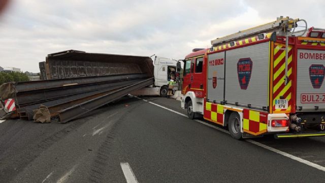 Camión cargado con vigas de hierro vuelca en la A-7 y bloquea ambos carriles dirección Almería - 1, Foto 1
