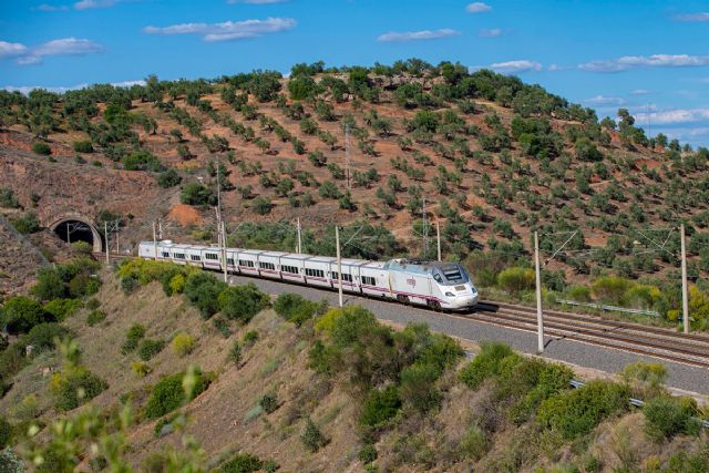 Transportes impulsa una movilidad más sostenible con descuentos del 25% para viajes en tren de familias y grupos de 4 a 9 personas - 1, Foto 1