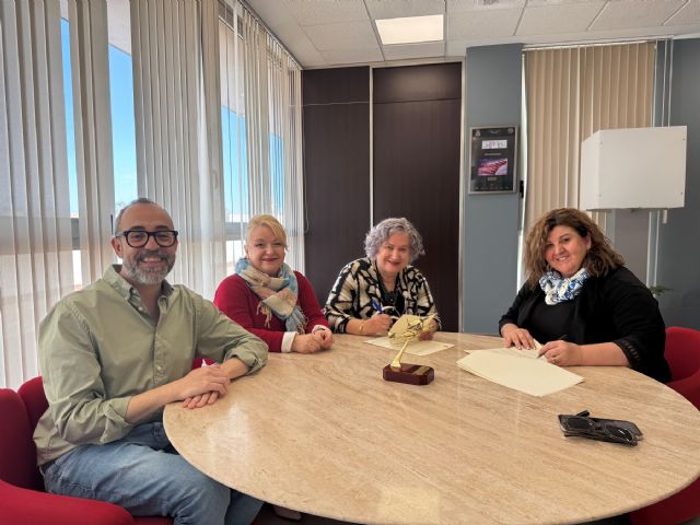 El Ayuntamiento renueva su colaboración con el grupo de Coros y Danzas Mar Menor - 1, Foto 1