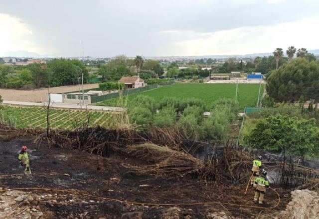 Extinguido un incendio de cañas y matorral en Molina de Segura - 1, Foto 1