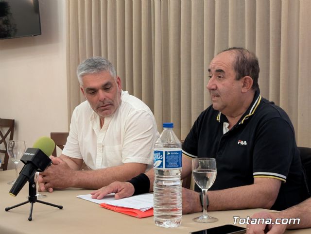 Vecinos de la urbanizacin La Charca exigen la paralizacin de la instalacin de una antena de telefona mvil - 2