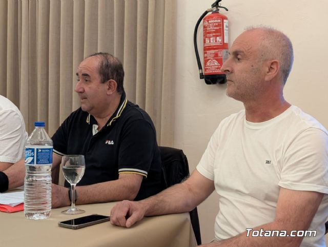 Vecinos de la urbanizacin La Charca exigen la paralizacin de la instalacin de una antena de telefona mvil - 4