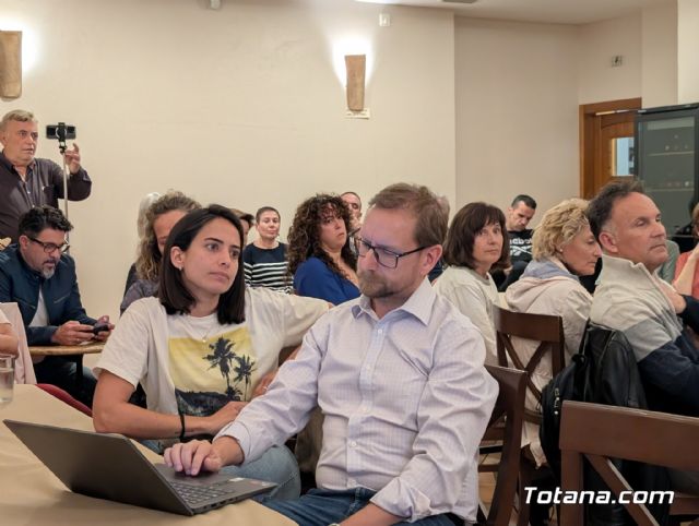 Vecinos de la urbanizacin La Charca exigen la paralizacin de la instalacin de una antena de telefona mvil - 5