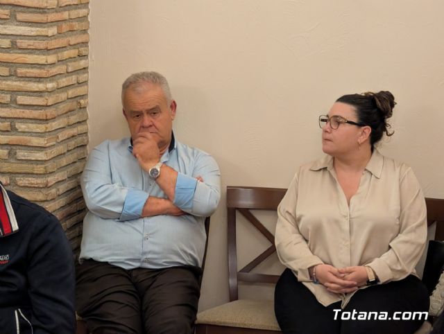 Vecinos de la urbanizacin La Charca exigen la paralizacin de la instalacin de una antena de telefona mvil - 7