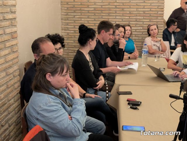 Vecinos de la urbanizacin La Charca exigen la paralizacin de la instalacin de una antena de telefona mvil - 10