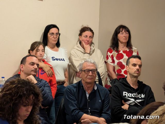 Vecinos de la urbanizacin La Charca exigen la paralizacin de la instalacin de una antena de telefona mvil - 12