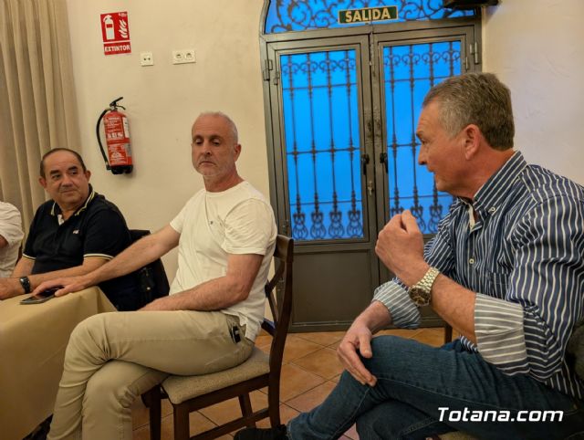 Vecinos de la urbanizacin La Charca exigen la paralizacin de la instalacin de una antena de telefona mvil - 13