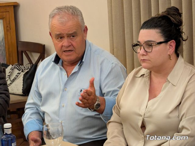 Vecinos de la urbanizacin La Charca exigen la paralizacin de la instalacin de una antena de telefona mvil - 14