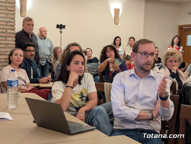 Vecinos de la urbanizacin La Charca exigen la paralizacin de la instalacin de una antena de telefona mvil - 15