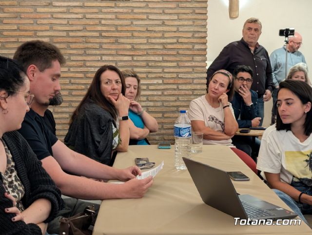 Vecinos de la urbanizacin La Charca exigen la paralizacin de la instalacin de una antena de telefona mvil - 16