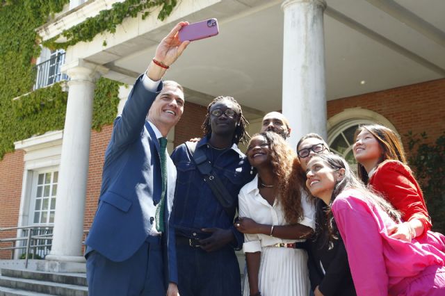El presidente del Gobierno celebra con un grupo de creadores el Día de la Diversidad Cultural - 1, Foto 1