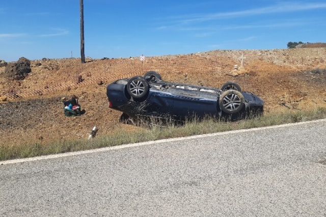 Trasladan al hospital a una joven tras resultar herida al volcar el vehículo que conducía en La Unión - 1, Foto 1