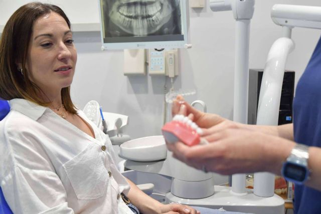 Una sonrisa brillante sin esfuerzos, por los expertos de Clínica Dental Dr. Espinosa - 1, Foto 1