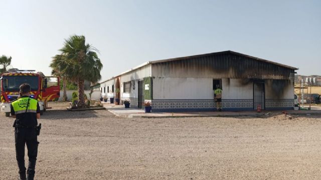 Servicios de emergencia apagan el incendio declarado en el tejado de una nave de ganado en Lorca - 1, Foto 1