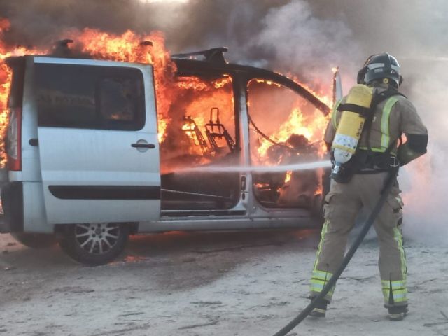 Bomberos extinguen el incendio de un vehículo en la puerta de un local de restauración en Molina - 1, Foto 1