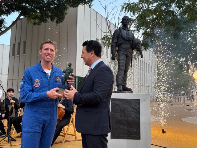 San Javier celebra los 40 años de la Patrulla Águila con una escultura del murciano Manuel Páez - 1, Foto 1