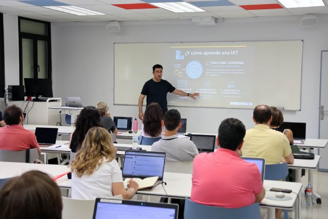 Treinta docentes participan en la Microcredencial Universitaria en Inteligencia Artificial para Educación de la UEMC - 1, Foto 1