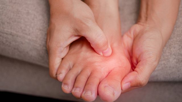 La podóloga Elena López Gaspar recuerda que el calzado adecuado debe sujetar el pie para evitar dolores y patologías crónicas - 1, Foto 1