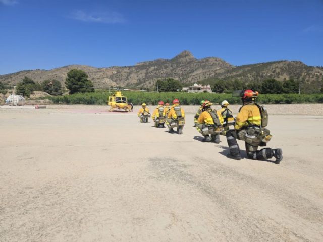 Incendio en una planta de reciclaje en Cañada Hermosa moviliza a bomberos, agentes medioambientales y helicóptero - 1, Foto 1