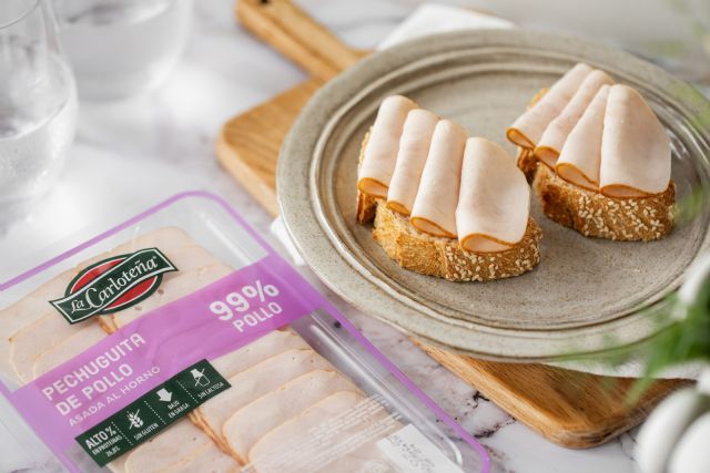 Pechuguita 99 % se convierte en protagonista del verano con la nueva campaña de La Carloteña - 1, Foto 1