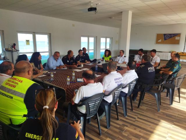 Los servicios de Seguridad y Protección Civil se reúnen para coordinar el verano ante posibles emergencias en La Manga - 1, Foto 1