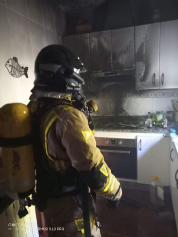 Bomberos apagan el incendio declarado en la cocina de una vivienda en Caravaca - 1, Foto 1