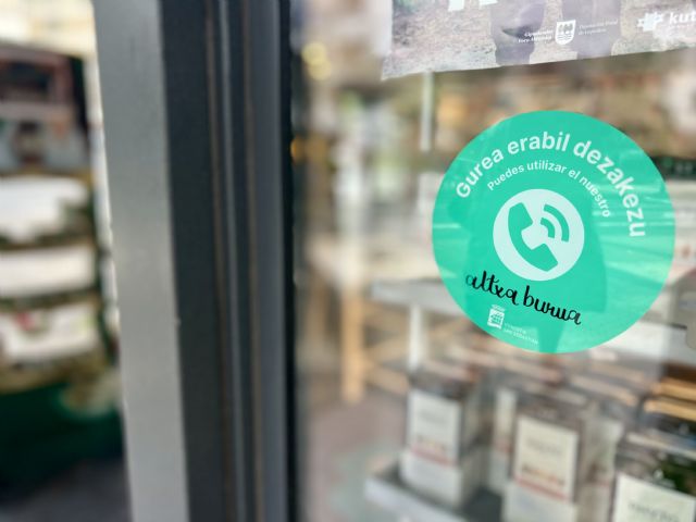 43 farmacias de San Sebastián se suman a la iniciativa ‘Altxa Burua’ para promover un uso responsable del móvil entre los jóvenes - 1, Foto 1