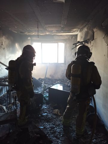 Bomberos del CEIS extinguen un incendio en una vivienda en Fortuna - 1, Foto 1