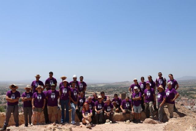 Una treintena de voluntarios contribuyen a seguir desvelando la historia de Alhama mediante excavaciones en Las Paleras, Foto 1