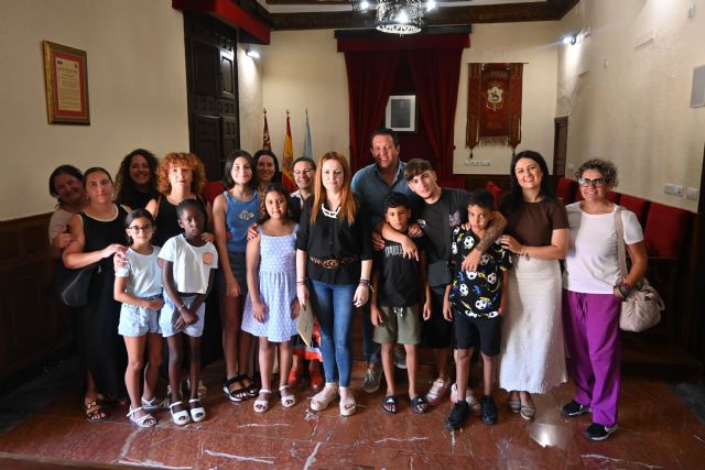 El Ayuntamiento de Mula firma un convenio con la Asociación Sonrisa Saharaui para reforzar el programa “Vacaciones en Paz” - 1, Foto 1