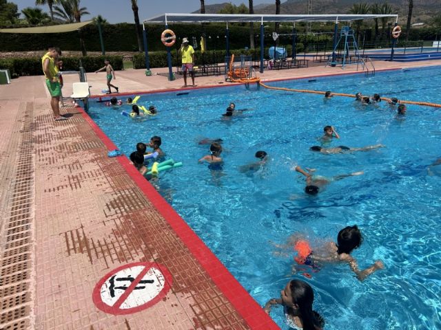 Las piscinas públicas mantienen el servicio hasta el 1 de septiembre, Foto 1