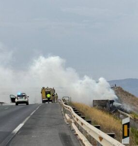 Servicios de emergencias atienden al conductor de un camión accidentado en Molina de Segura - 1, Foto 1